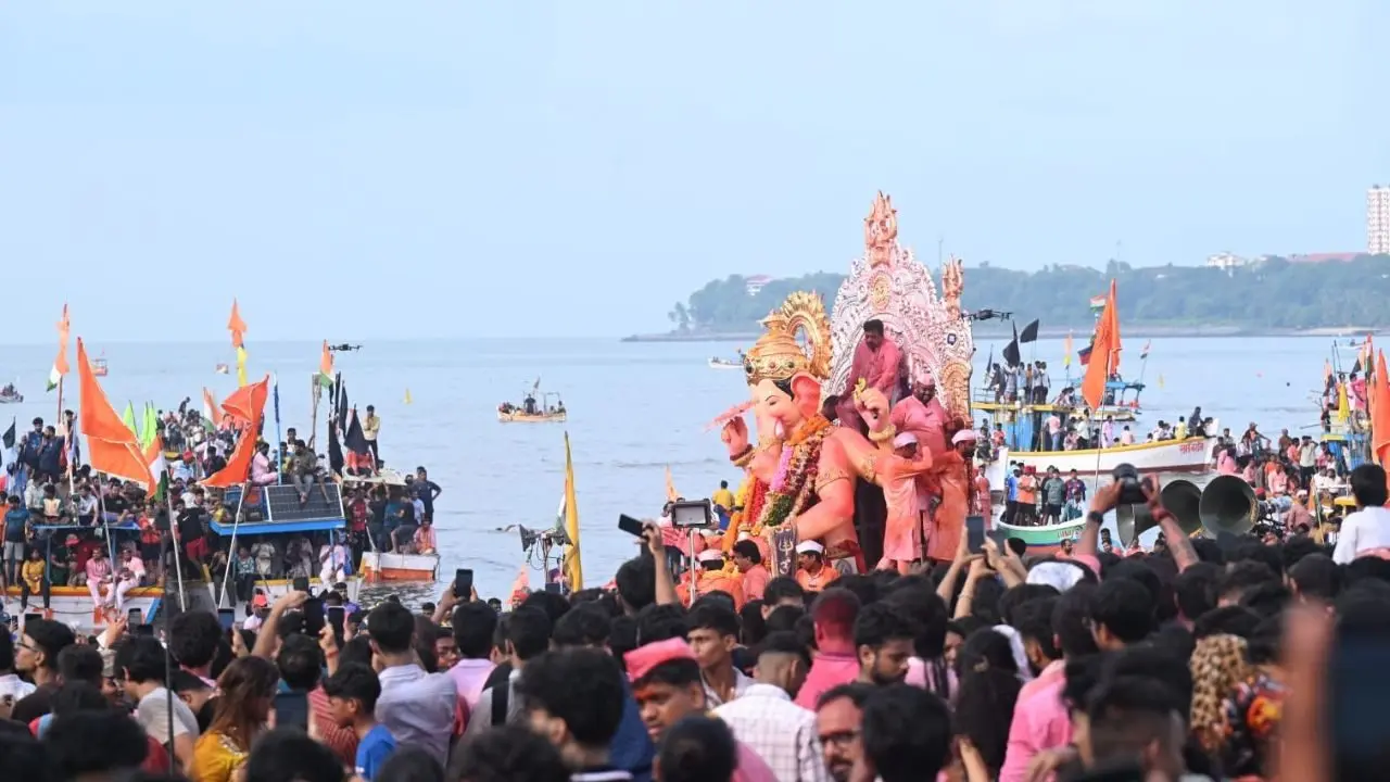 ભારે હૈયે લાલબાગચા રાજાને અપાઈ વિદાય! ગિરગાંવ ચોપાટી ખાતે સમુદ્રમાં સંપન્ન થયું વિસર્જન; ભાવુક કરી દેશે આ અંતિમ ક્ષણોની ઝલક