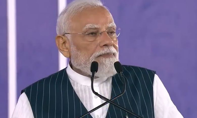 સાણંદમાં PM મોદીનો અનોખો અંદાજ, ભાષણની વચ્ચે બોલ્યા- 'સુન રહે હો ના, વિનોદ...'