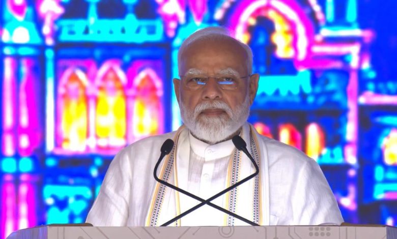 વડોદરામાં પીએમ મોદીની સભામાં Gen-Z કેવા પોસ્ટરો લઈને પહોંચ્યા, જુઓ તસવીરો