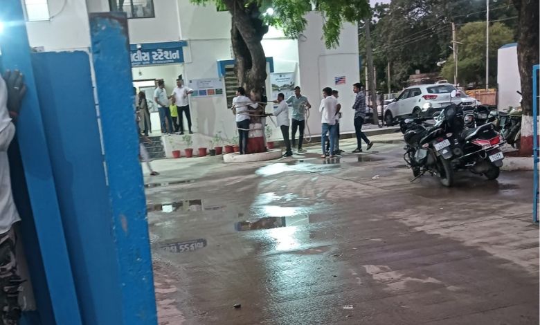 સાણંદમાં છેડતીના આક્ષેપમાં પકડાયેલા આરોપીઓને પોલીસે આપી તાલિબાની સજા! ઝાડ સાથે બાંધીને માર્યા