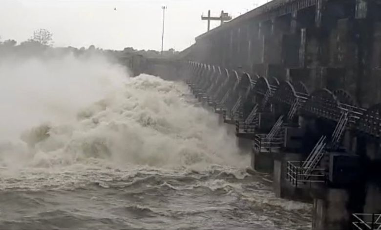 સૌરાષ્ટ્ર પર મેઘરાજા મહેરબાન: થાનગઢ-વાંકાનેરમાં ૬ ઈંચથી વધુ વરસાદ, લાલપરી અને ભાદર-૨ ડેમ ઓવરફ્લો