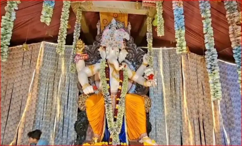 ગણેશોત્સવનો અનોખો રંગ: સાવરકુંડલામાં 26 લાખની નોટો અને ડૉલર વચ્ચે બિરાજ્યા વિઘ્નહર્તા!