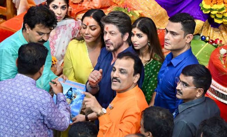 Shah Rukh Khan Lalbaugcha Raja: લાલબાગચા રાજા સમક્ષ નતમસ્તક થયો બોલીવુડનો 'બાદશાહ', જુઓ વીડિયો અને ફોટો...