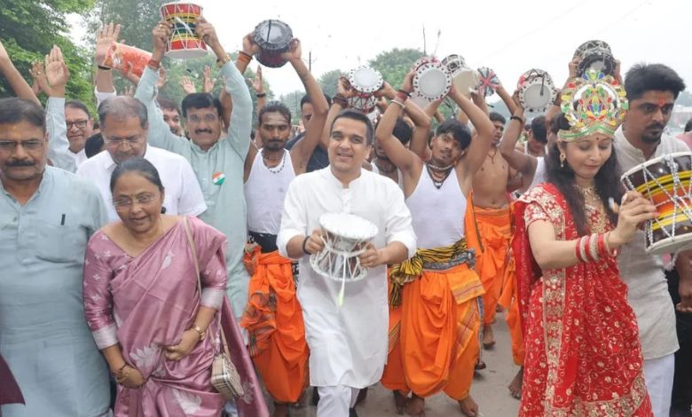 હર્ષ સંઘવીએ મોદીના વતન વડનગરમાં ડમરું વગાડ્યું, પગપાળા ચાલીને ભક્તિમય માહોલમાં જોડાયા