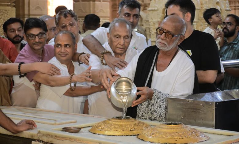 મોરારીબાપુએ સોમનાથ મહાદેવને કર્યો જળાભિષેક, મહિલા સશક્તિકરણની કરી પ્રશંસા