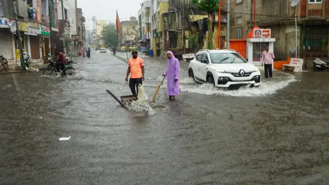 દક્ષિણ ગુજરાતમાં ભારે વરસાદ, બે કલાકમાં ઉમરપાડામાં સાડા ત્રણ ઇંચ અને બારડોલીમાં ત્રણ ઇંચથી વરસાદથી પાણી જ પાણી