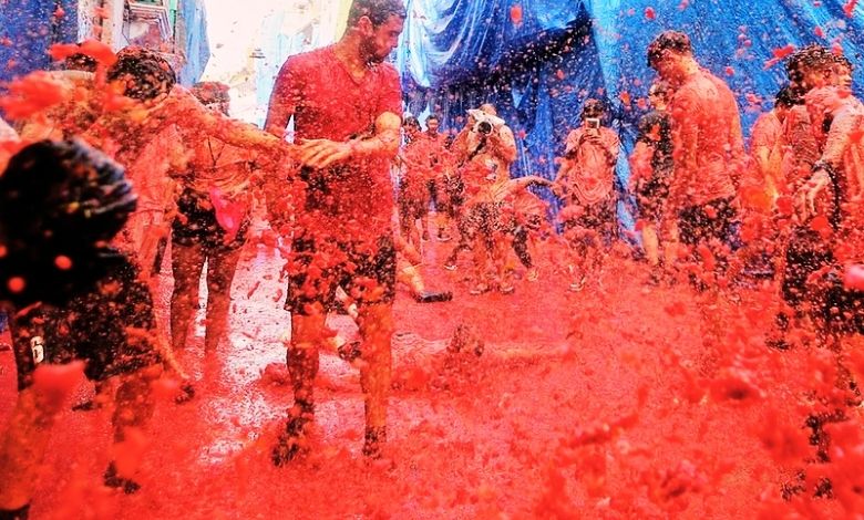 સ્પેનમાં 'La Tomatina Festival 2026' શરૂ, ટમેટાથી રમવા દુનિયાભરના લોકોનો જામ્યો મેળો