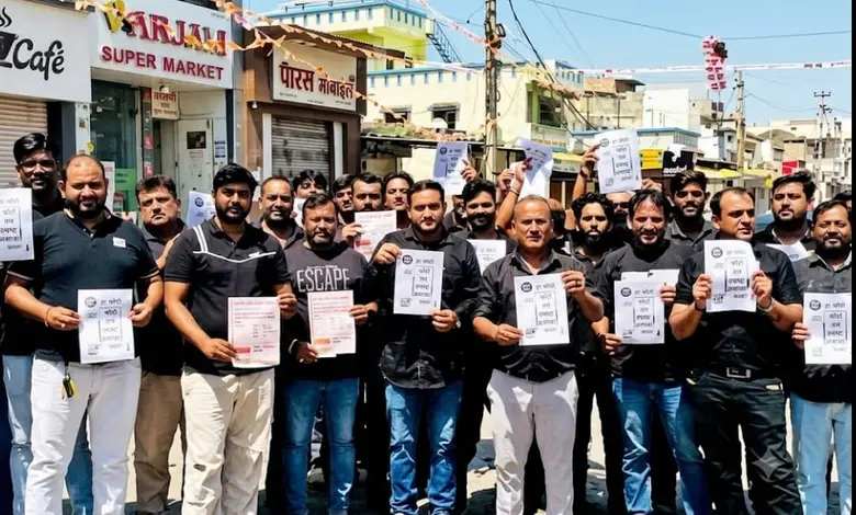 યુપીઆઈ ટ્રાન્ઝેક્શન પર ચાર્જ સામે ગાંધીધામમાં વેપારીઓનો અનોખો વિરોધ: કાળાં કપડાં પહેરી માત્ર રોકડ વ્યવહાર સ્વીકાર્યા