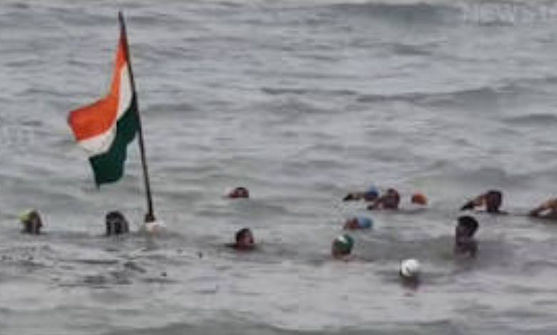 મધદરિયે લહેરાયો તિરંગો: પોરબંદરના યુવાનોએ દરિયાના મોજાંઓ વચ્ચે મનાવ્યો જશ્ન-એ-આઝાદી