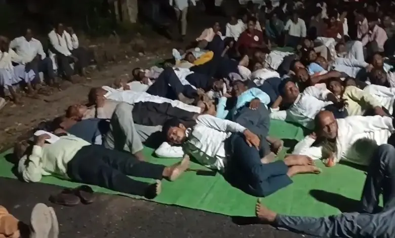 અનોખો વિરોધઃ 'વીજ કાપ'થી કંટાળી ગ્રામજનોએ વીજ કચેરી બહાર ખાટલા પાથરી શરૂ કર્યું 'ઝોપા આંદોલન'