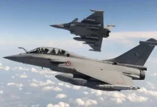 ભારતીય વાયુસેનાનું રાફેલ ફાઇટર જેટ આકાશમાં ઉડાન ભરી રહ્યું છે.