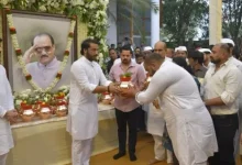 અજિત પવારની અસ્થિ કળશ યાત્રા દરમિયાન શ્રદ્ધાંજલિ આપતા NCP યુવા પાંખના કાર્યકરો અને અસ્થિ કળશની તસવીર.