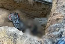 દિલ્હીના જનકપુરીમાં અકસ્માત સ્થળ અને રસ્તા પરના ભયજનક ખાડાની પ્રતીકાત્મક તસવીર.