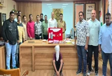 રેલવે પોલીસની કસ્ટડીમાં આરોપી અને જપ્ત કરાયેલા સોનાના દાગીના.