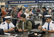 ભારતીય એરપોર્ટ પર કસ્ટમ્સ ડ્યુટી અને સામાનની તપાસ કરતા અધિકારીઓ.