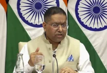 મુક્ત થયેલા ભારતીય નાગરિકો અને વિદેશ મંત્રાલયના પ્રવક્તા રણધીર જયસવાલની પ્રતીકાત્મક તસવીર.