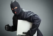 મુંબઈ પોલીસ દ્વારા પકડાયેલા લેપટોપ ચોર અને જપ્ત કરાયેલું સામાન.