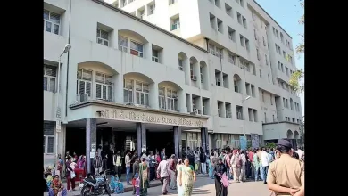 રાજકોટ સિવિલ હોસ્પિટલ અને વિવાદાસ્પદ સરકારી ટેન્ડર પ્રક્રિયાનું પ્રતીકાત્મક ચિત્ર.