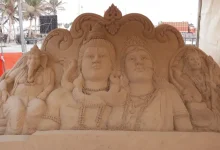 સોમનાથ મંદિરના પટ્ટાંગણમાં રેતીમાંથી બનાવવામાં આવેલું ભગવાન શિવ અને પાર્વતીનું સુંદર સેન્ડ આર્ટ (રેતશિલ્પ).