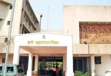 થાણે મહાનગરપાલિકાના કર્મચારીઓ દ્વારા પાણીના જોડાણ કાપવાની અને વસૂલાત કરવાની કાર્યવાહી.