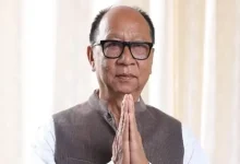 મણિપુરના નવા નિયુક્ત મુખ્યમંત્રી યુમનામ ખેમચંદ સિંહ અને ભાજપના નેતાઓની બેઠકની તસવીર.