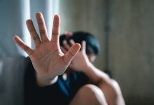 સાવરકુંડલામાં સંબંધો લજવાયા, માનસિક અસ્થિર યુવતી પર કુટુંબી ભત્રીજાએ દુષ્કર્મ આચર્યું અમરેલીઃ સાવરકુંડલા પંથકમાં માનવતા અને સંબંધોને શર્મસાર કરતી એક ઘટના સામે આવી હતી. વાડી વિસ્તારમાં રહેતી એક ૨૧ વર્ષીય માનસિક અસ્થિર યુવતીની લાચારીનો લાભ લઈ, તેના જ કુટુંબી ભત્રીજાએ દુષ્કર્મ આચર્યું હોવાની હૃદયદ્રાવક ફરિયાદ નોંધાઈ હતી. આ હેવાનિયતને કારણે પીડિતાને ૧૧ અઠવાડિયાનો ગર્ભ રહી ગયો હોવાનો પણ ખુલાસો થયો હતો.